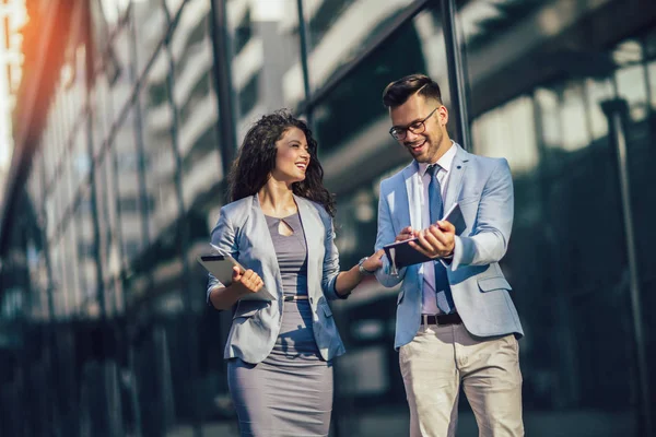 Digi kullanarak iş ortakları olarak yakışıklı adam ve güzel bir kadın