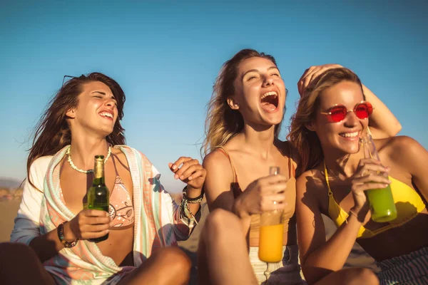 Jovens felizes sentadas na praia. Grupo de amigos desfrutar — Fotografia de Stock