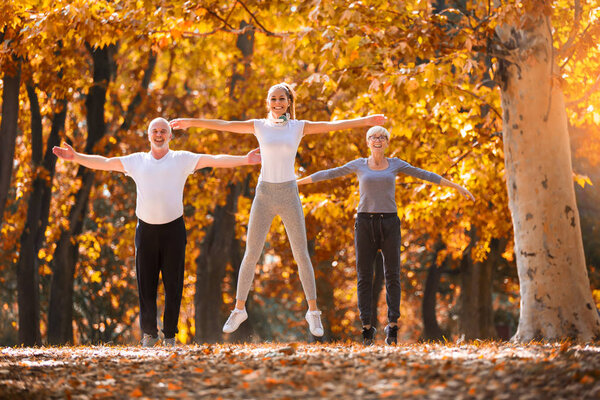 Старший мужчина и женщина и молодая женщина инструктор тренировки на фритюре
