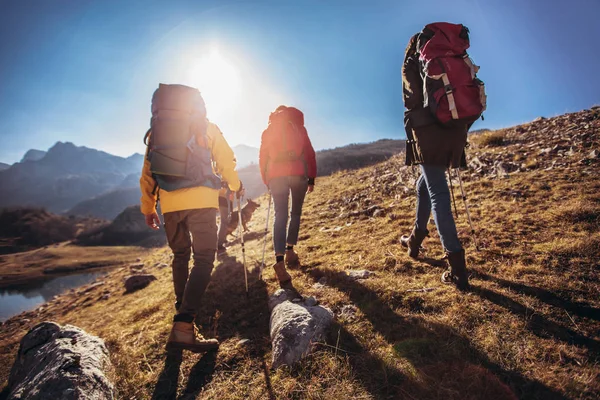 Grupo de excursionistas caminando en una montaña en el día de otoño —  Fotos de Stock