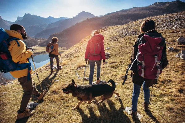 Grupo de excursionistas caminando en una montaña en el día de otoño —  Fotos de Stock