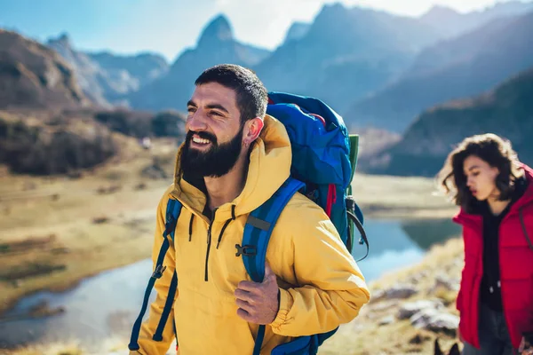 Pareja de excursionistas caminando en una montaña en el día de otoño . —  Fotos de Stock