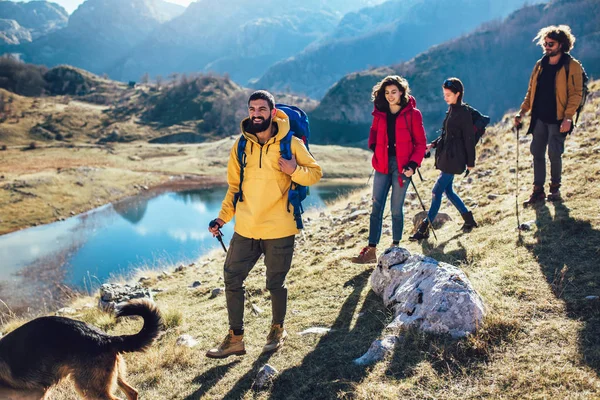 Grup bir dağda sonbahar gününde yürüyüş yürüyüşçü — Stok fotoğraf
