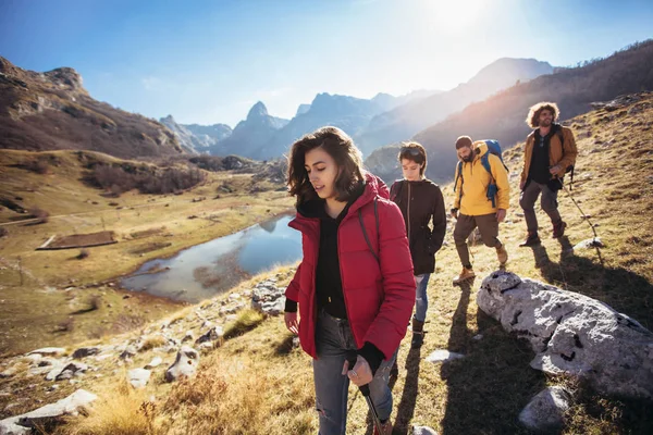 Grupo de caminhantes caminhando em uma montanha no dia de outono — Fotografia de Stock