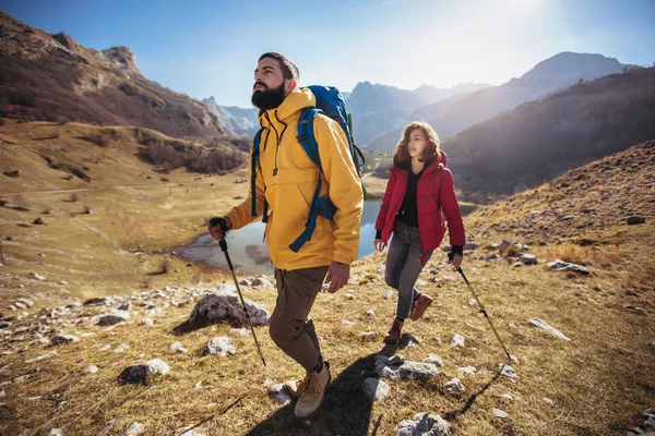 Pareja de excursionistas caminando en una montaña en el día de otoño . —  Fotos de Stock