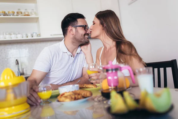 Pareja feliz disfrutando del desayuno juntos en casa. — Foto de Stock