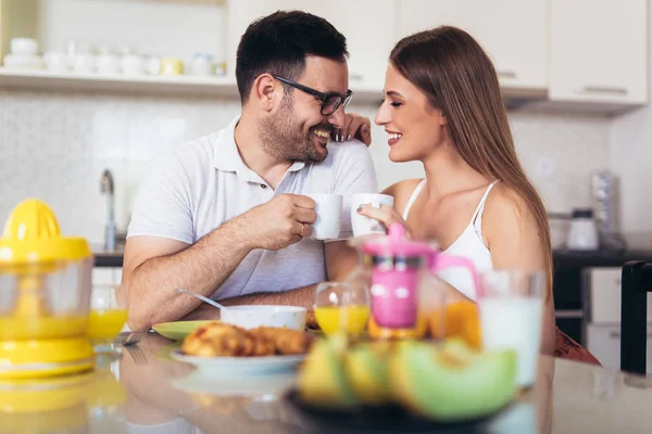 Счастливая пара наслаждается завтраком вместе дома. — стоковое фото