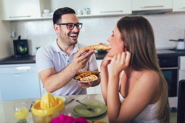 แฮปปี้ คู่รักสนุกกับเวลาอาหารเช้าด้วยกันที่บ้าน . — ภาพถ่ายสต็อก