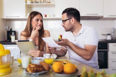 Çift mutfakta ev bütçesi hakkında tartışıyor.