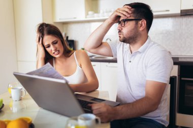 Çift mutfakta ev bütçesi hakkında tartışıyor.