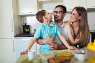 Mutfak masasında kahvaltı aile