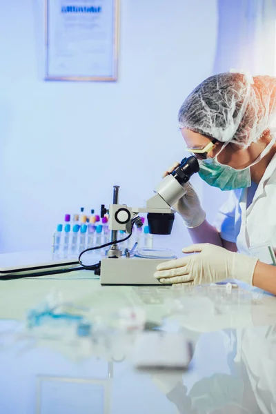 Observación de la muestra en el microscopio en un laboratorio — Foto de Stock