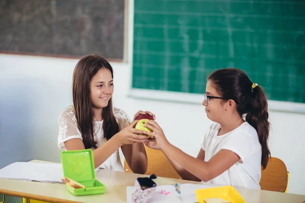 Портрет двух девушек во время обеденного перерыва в школе . — стоковое фото