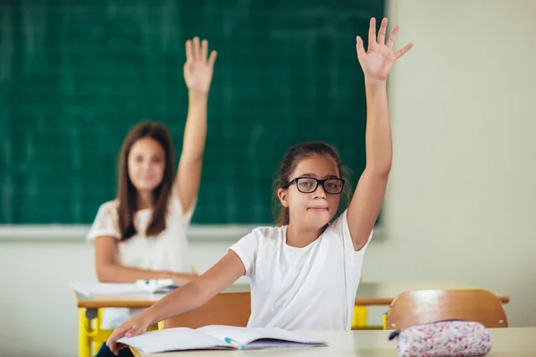 Дети подняли руки в классе — стоковое фото