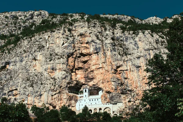 Klostret Ostrog är ett kloster av Serbisk-ortodoxa kyrkan pl — Stockfoto