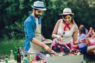 Genç arkadaşlar barbekü partisi zevk et ızgara eğlenceli.
