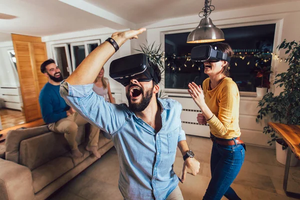 Pareja joven divirtiéndose con gafas de realidad virtual - H — Foto de Stock