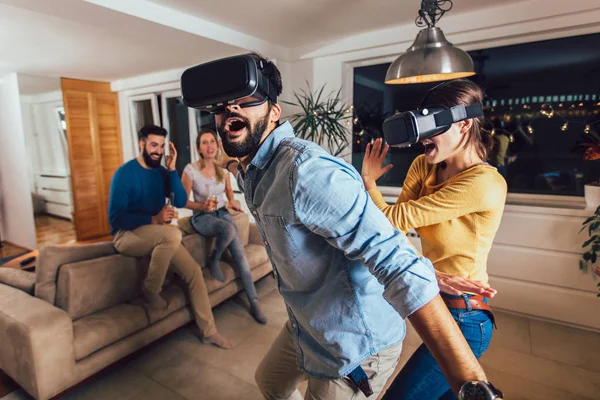 Молодая пара веселится в очках с гарнитурой виртуальной реальности - H — стоковое фото