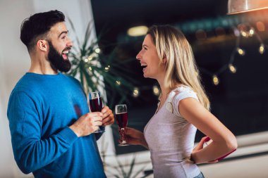 Güzel mutlu genç çift romantik akşam harcama 