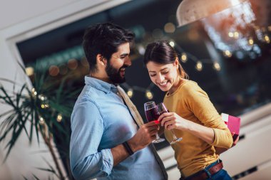 Güzel genç çift evde kutluyor. Gi güzel kızdır