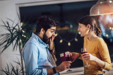 Güzel genç çift evde kutluyor. Gi güzel kızdır