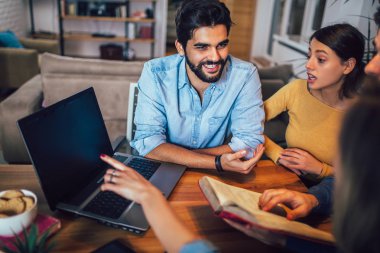 Öğrencilerin çalışma evde grubudur. Öğrenme ve univ için hazırlanıyor