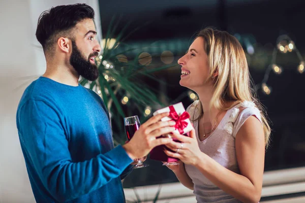 Schönes junges Paar feiert zu Hause. hübsches Mädchen ist gi — Stockfoto