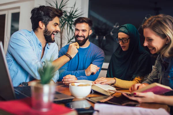 Grupo de estudiantes de diversos aprendizajes étnicos en casa. Aprender a — Foto de Stock