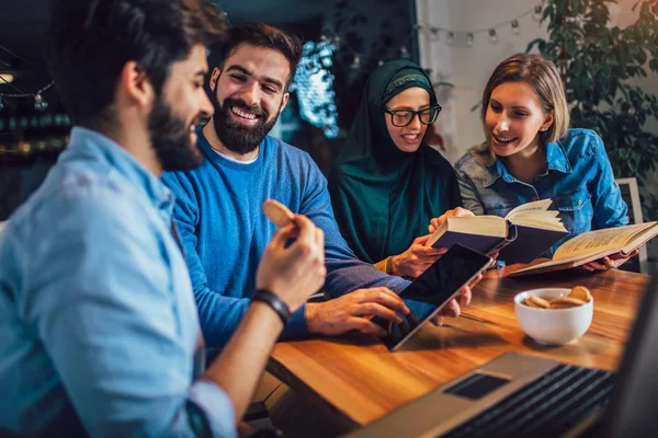 Grupo de estudiantes de diversos aprendizajes étnicos en casa. Aprender a — Foto de Stock