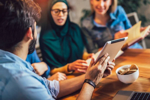 Grupo de estudiantes de diversos aprendizajes étnicos en casa. Aprender a — Foto de Stock