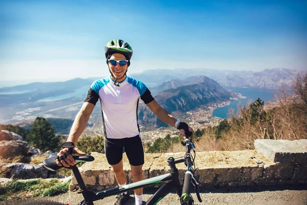 Athletic sportsman cyclist standing with bike enjoying beautiful — Stock Photo, Image
