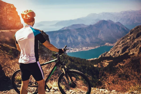 Atletico sportivo ciclista in piedi con la bicicletta godendo bella — Foto Stock