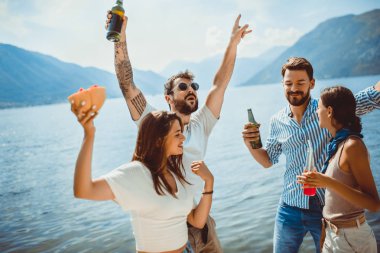 Plajda arkadaşlar yaz vac eğlenmek kokteyller içme