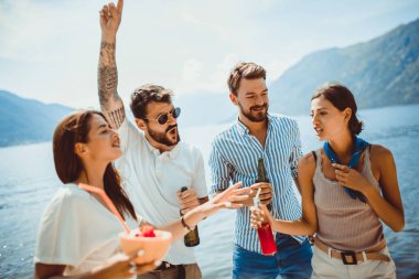 Plajda arkadaşlar yaz vac eğlenmek kokteyller içme