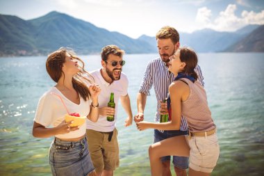 Plajda arkadaşlar yaz vac eğlenmek kokteyller içme