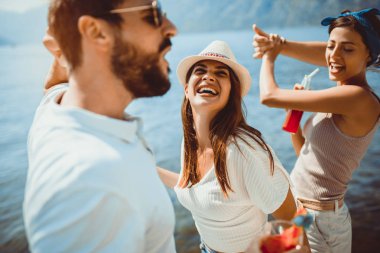 Plajda arkadaşlar yaz vac eğlenmek kokteyller içme