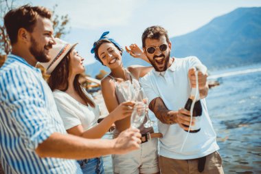 Genç çekici ve trendy insanlar deniz ve dri üzerinde ayakta