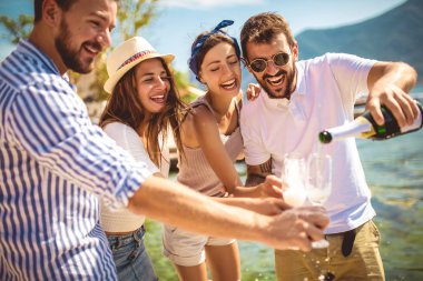 Genç çekici ve trendy insanlar deniz ve dri üzerinde ayakta