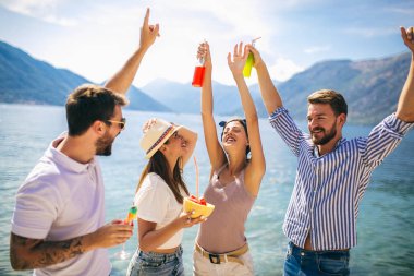 Plajda arkadaşlar yaz vac eğlenmek kokteyller içme