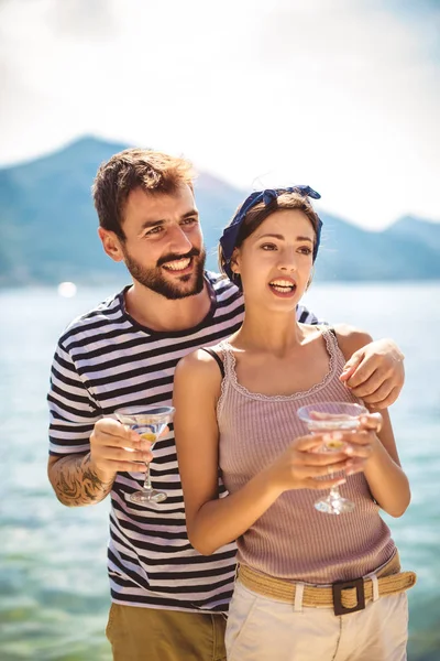 Mooi paar met plezier op het strand, cocktails drinken en — Stockfoto