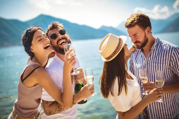 Jonge aantrekkelijke en trendy mensen staan boven de zee en dri — Stockfoto