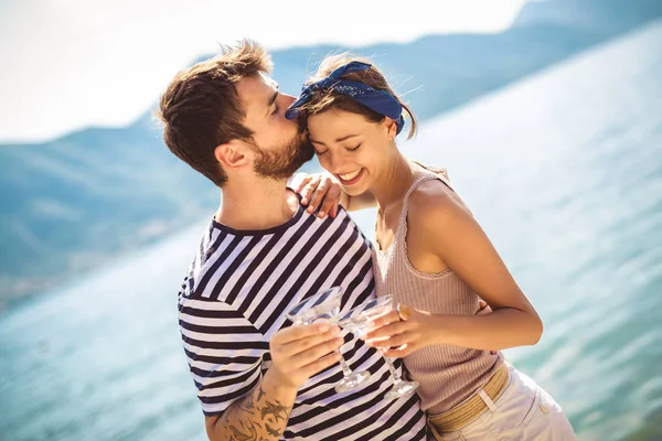 Schönes Paar hat Spaß am Strand, trinkt Cocktails und — Stockfoto