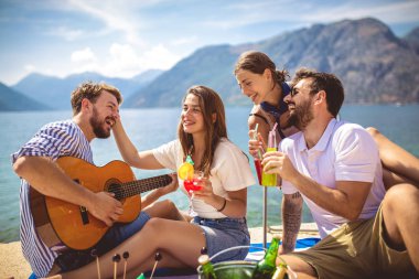 Yaz tatilinde eğlenen gençler. Mutlu arkadaşlar içki