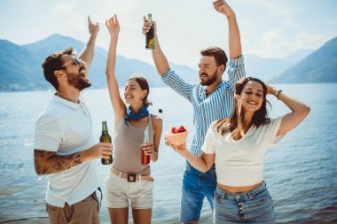 Plajda arkadaşlar yaz vac eğlenmek kokteyller içme