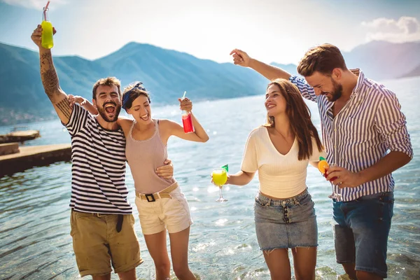 Vrienden op het strand drinken cocktails met plezier op zomer VAC — Stockfoto