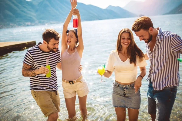 Vrienden op het strand drinken cocktails met plezier op zomer VAC — Stockfoto