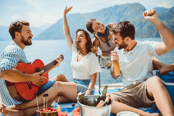 Junge Leute, die Spaß in den Sommerferien haben. — Stockfoto