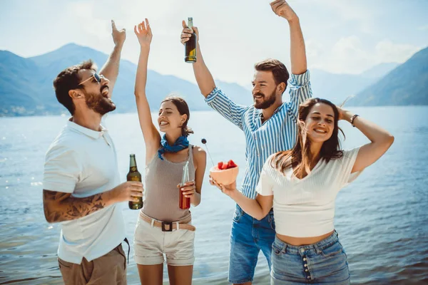 Vrienden op het strand drinken cocktails met plezier op zomer VAC — Stockfoto