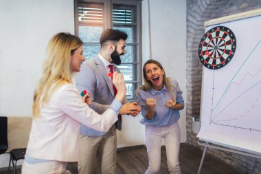 Egzersiz sırasında takım Schüco eğitim takımı yapmak iş adamları