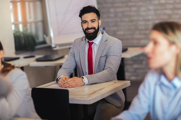 Empresário contemporâneo que participa num seminário ou qualificação — Fotografia de Stock